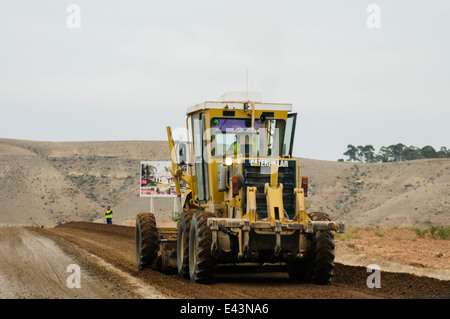 Arbeiter schaffen eine neue Straße durch Dünen in der Wüste Sahara Stockfoto