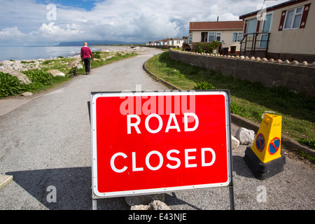 Eine Straße am Walney Insel, Cumbria, UK, folgende Küstenerosion während der schwere Winterstürme geschlossen. Stockfoto