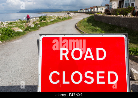 Eine Straße am Walney Insel, Cumbria, UK, folgende Küstenerosion während der schwere Winterstürme geschlossen. Stockfoto