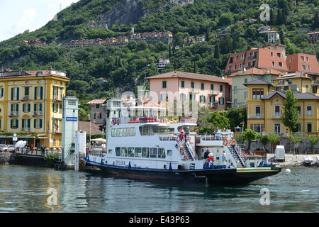 Touristischen Passagier- und Autofähre ankommenden Varenna am Comer See Italien Stockfoto