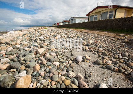 Eine Straße am Walney Insel, Cumbria, UK, folgende Küstenerosion während der schwere Winterstürme geschlossen. Stockfoto