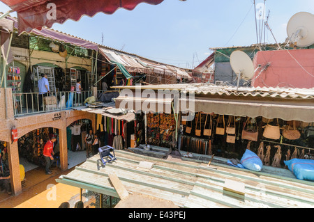 Viele waren zum Verkauf im Souk in Marrakesch, Marokko Stockfoto