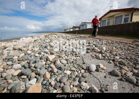 Eine Straße am Walney Insel, Cumbria, UK, folgende Küstenerosion während der schwere Winterstürme geschlossen. Stockfoto