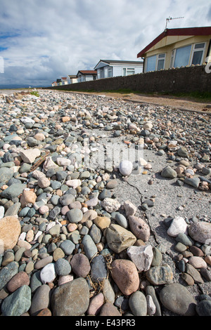 Eine Straße am Walney Insel, Cumbria, UK, folgende Küstenerosion während der schwere Winterstürme geschlossen. Stockfoto