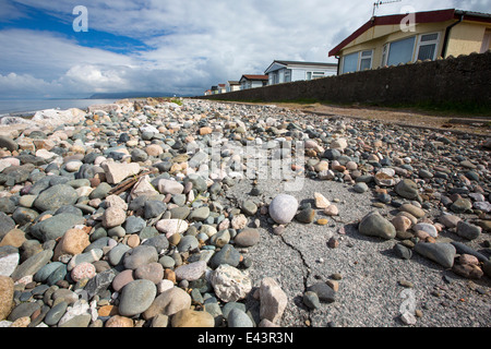 Eine Straße am Walney Insel, Cumbria, UK, folgende Küstenerosion während der schwere Winterstürme geschlossen. Stockfoto