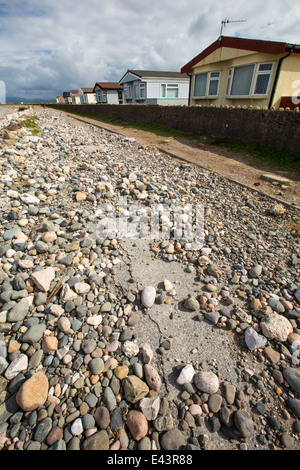 Eine Straße am Walney Insel, Cumbria, UK, folgende Küstenerosion während der schwere Winterstürme geschlossen. Stockfoto