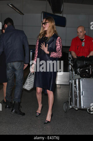 Kate Bosworth trägt eine schwarze Schürze Kleid und rose crested Schuhe, kommt am Los Angeles International Airport (LAX) mit Ehemann Michael polnischen Featuring: Kate Bosworth Where: Los Angeles, California, Vereinigte Staaten von Amerika bei: 21. Januar 2014 Stockfoto