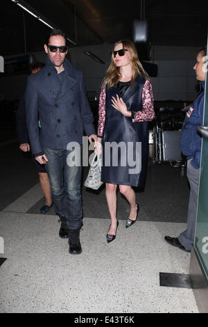 Kate Bosworth trägt eine schwarze Schürze Kleid und rose crested Schuhe, kommt am Los Angeles International Airport (LAX) mit Ehemann Michael polnischen Featuring: Kate Bosworth, wo polnische Michael: Los Angeles, California, Vereinigte Staaten von Amerika bei: 21. Januar 2014 Stockfoto