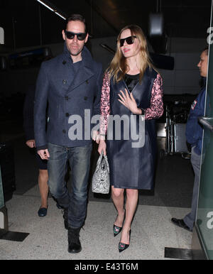 Kate Bosworth trägt eine schwarze Schürze Kleid und rose crested Schuhe, kommt am Los Angeles International Airport (LAX) mit Ehemann Michael polnischen Featuring: Kate Bosworth, wo polnische Michael: Los Angeles, California, Vereinigte Staaten von Amerika bei: 21. Januar 2014 Stockfoto