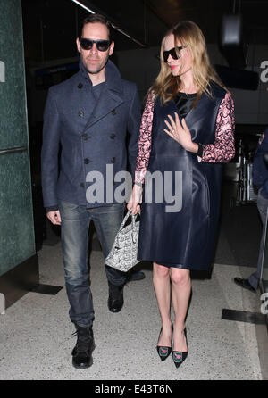 Kate Bosworth trägt eine schwarze Schürze Kleid und rose crested Schuhe, kommt am Los Angeles International Airport (LAX) mit Ehemann Michael polnischen Featuring: Kate Bosworth, wo polnische Michael: Los Angeles, California, Vereinigte Staaten von Amerika bei: 21. Januar 2014 Stockfoto