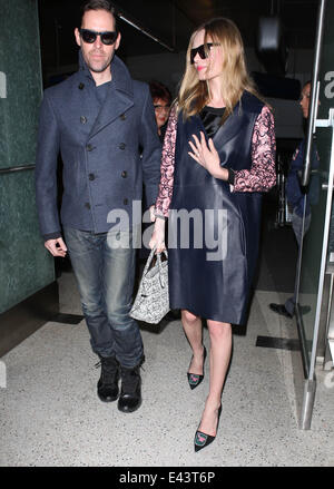 Kate Bosworth trägt eine schwarze Schürze Kleid und rose crested Schuhe, kommt am Los Angeles International Airport (LAX) mit Ehemann Michael polnischen Featuring: Kate Bosworth, wo polnische Michael: Los Angeles, California, Vereinigte Staaten von Amerika bei: 21. Januar 2014 Stockfoto