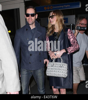 Kate Bosworth trägt eine schwarze Schürze Kleid und rose crested Schuhe, kommt am Los Angeles International Airport (LAX) mit Ehemann Michael polnischen Featuring: Kate Bosworth, wo polnische Michael: Los Angeles, California, Vereinigte Staaten von Amerika bei: 21. Januar 2014 Stockfoto