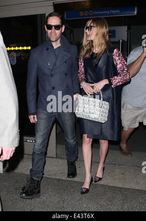 Kate Bosworth trägt eine schwarze Schürze Kleid und rose crested Schuhe, kommt am Los Angeles International Airport (LAX) mit Ehemann Michael polnischen Featuring: Kate Bosworth, wo polnische Michael: Los Angeles, California, Vereinigte Staaten von Amerika bei: 21. Januar 2014 Stockfoto