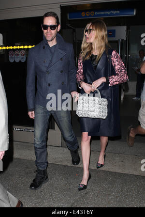 Kate Bosworth trägt eine schwarze Schürze Kleid und rose crested Schuhe, kommt am Los Angeles International Airport (LAX) mit Ehemann Michael polnischen Featuring: Kate Bosworth, wo polnische Michael: Los Angeles, California, Vereinigte Staaten von Amerika bei: 21. Januar 2014 Stockfoto