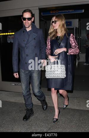 Kate Bosworth trägt eine schwarze Schürze Kleid und rose crested Schuhe, kommt am Los Angeles International Airport (LAX) mit Ehemann Michael polnischen Featuring: Kate Bosworth, wo polnische Michael: Los Angeles, California, Vereinigte Staaten von Amerika bei: 21. Januar 2014 Stockfoto