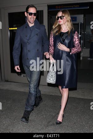 Kate Bosworth trägt eine schwarze Schürze Kleid und rose crested Schuhe, kommt am Los Angeles International Airport (LAX) mit Ehemann Michael polnischen Featuring: Kate Bosworth, wo polnische Michael: Los Angeles, California, Vereinigte Staaten von Amerika bei: 21. Januar 2014 Stockfoto