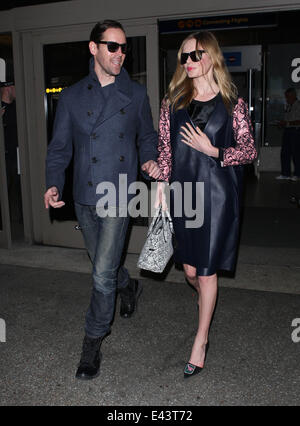 Kate Bosworth trägt eine schwarze Schürze Kleid und rose crested Schuhe, kommt am Los Angeles International Airport (LAX) mit Ehemann Michael polnischen Featuring: Kate Bosworth, wo polnische Michael: Los Angeles, California, Vereinigte Staaten von Amerika bei: 21. Januar 2014 Stockfoto