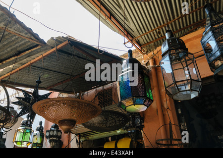 Viele waren zum Verkauf im Souk in Marrakesch, Marokko Stockfoto