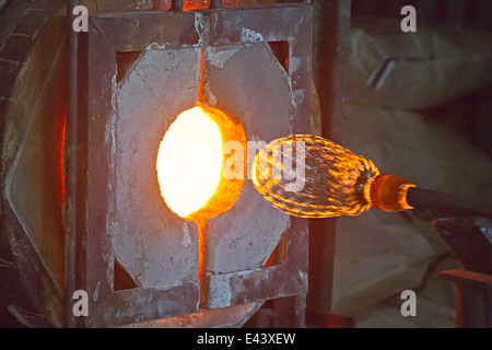 Glasschmelze geformt in einer Schmiede Stockfoto