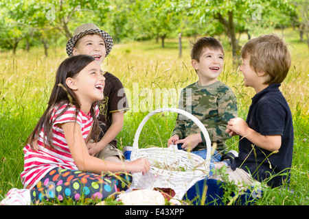 Vier glückliche süßen Picknick in der Natur Stockfoto