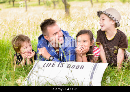 Vater Zeit mit drei Kindern in der Natur Stockfoto