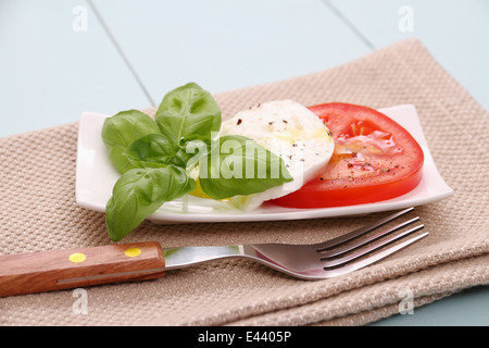 Basilikum, Mozzarella-Käse, Tomatenscheibe, Gabel, Nahaufnahme Stockfoto