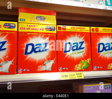 Boxen von Daz Waschpulver in eine britische Supermarktkette Stockfoto