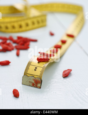 Goji-Beeren und Maßband, Konzept von Gesundheit, Nahaufnahme Stockfoto