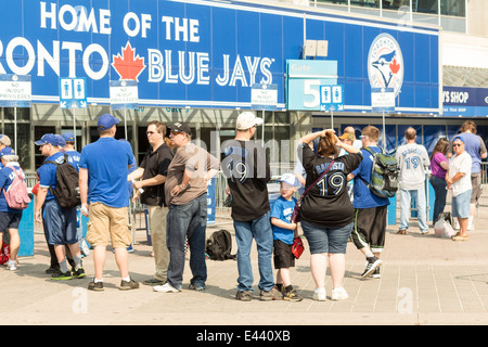 Toronto Blue Jays Ventilatoren in der Schlange vor einem Baseballspiel im Rogers Centre in Toronto Ontario Kanada. Viele tragen Bautista Trikots. Stockfoto