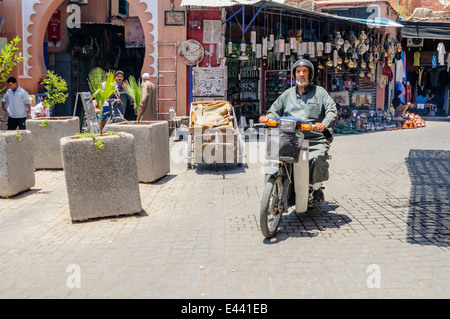 Reiten Fahrräder und Motorroller Vergangenheit der Eingang zum Souq, Marrakesch, Marokko. Stockfoto