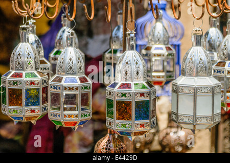 Metall und Glas Kerzenständer Laternen für Verkauf an den Souq in Marrakesch, Marokko. Stockfoto