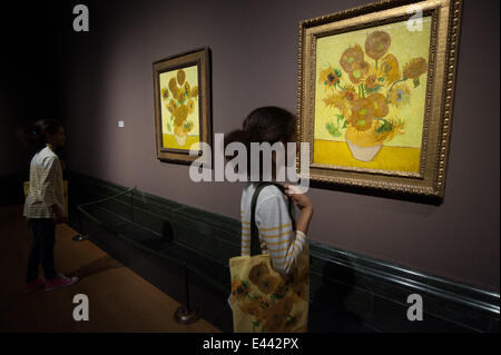 Zwei Versionen von Van Goghs Sonnenblumen sind wieder vereint in London in der National Gallery Featuring: Zwillinge, Ella, Eva Where: London, Vereinigtes Königreich bei: 24. Januar 2014 Stockfoto