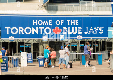 Menschen außerhalb der Rogers Centre vor einem Toronto Blue Jays Baseball-Spiel an einem sonnigen Sommertag herumlaufen Stockfoto