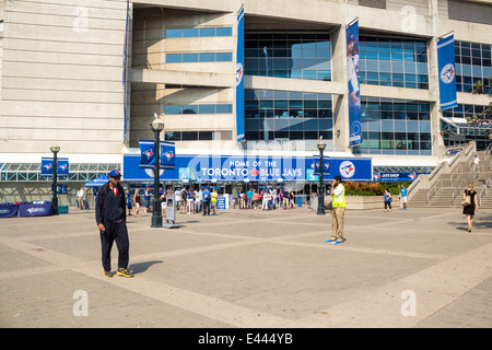 Menschen außerhalb der Rogers Centre vor einem Toronto Blue Jays Baseball-Spiel an einem sonnigen Sommertag herumlaufen Stockfoto