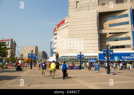 Menschen außerhalb der Roger-Zentrums vor einem Toronto Blue Jays Baseball-Spiel an einem sonnig Sommertag herumlaufen Stockfoto