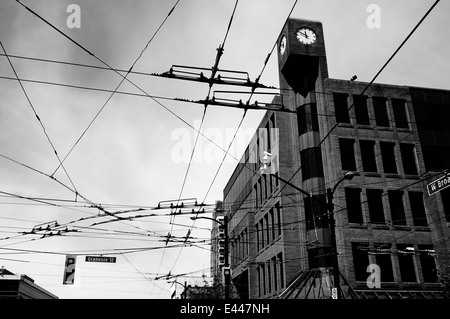 Gewirr von Gemeinkosten Elektro Trolley-Bus Leitungen an Ecke Granville und West Broadway Street, Vancouver, BC, Kanada Stockfoto