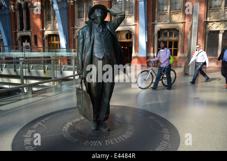 Eine Statue des Schriftstellers und Retter des St. Pancras Station, Sir John Betjeman, im neu renovierten Station, London, England, UK Stockfoto