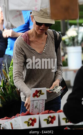 Naomi Watts trägt einen lässigen beigen Top über eine rosa Jacke und blaue Jeans, geschichtet geht einkaufen für frische Blumen auf dem Bauernmarkt Brentwood mit: Naomi Watts wo: Los Angeles, California, Vereinigte Staaten von Amerika bei: 26. Januar 2014 Stockfoto