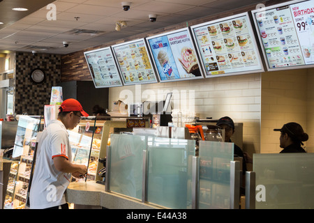 Mann Einkauf Elemente in einem Hortons Café in der Innenstadt von Toronto Stockfoto