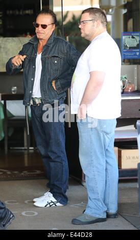 Mickey Rourke hat Mittagessen mit Chuck Liddell und seiner Frau Heidi in Via Alloro in Beverly Hills.  Mitwirkende: Mickey Rourke wo: Los Angeles, California, Vereinigte Staaten von Amerika bei: 27. Januar 2014 Stockfoto