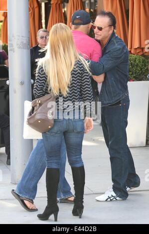 Mickey Rourke hat Mittagessen mit Chuck Liddell und seiner Frau Heidi in Via Alloro in Beverly Hills.  Mitwirkende: Chuck Liddell, Mickey Rourke, Heidi Northcott Where: Los Angeles, California, Vereinigte Staaten von Amerika bei: 27. Januar 2014 Stockfoto