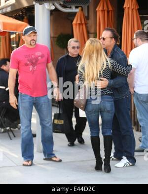 Mickey Rourke hat Mittagessen mit Chuck Liddell und seiner Frau Heidi in Via Alloro in Beverly Hills.  Mitwirkende: Chuck Liddell, Mickey Rourke, Heidi Northcott Where: Los Angeles, California, Vereinigte Staaten von Amerika bei: 27. Januar 2014 Stockfoto