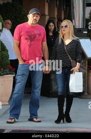 Mickey Rourke hat Mittagessen mit Chuck Liddell und seiner Frau Heidi in Via Alloro in Beverly Hills.  Mitwirkende: Chuck Liddell, Heidi Northcott Where: Los Angeles, California, Vereinigte Staaten von Amerika bei: 27. Januar 2014 Stockfoto