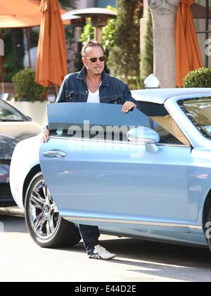 Mickey Rourke hat Mittagessen mit Chuck Liddell und seiner Frau Heidi in Via Alloro in Beverly Hills.  Mitwirkende: Mickey Rourke wo: Los Angeles, California, Vereinigte Staaten von Amerika bei: 27. Januar 2014 Stockfoto