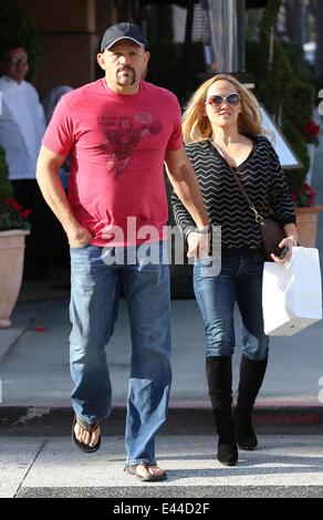 Mickey Rourke hat Mittagessen mit Chuck Liddell und seiner Frau Heidi in Via Alloro in Beverly Hills.  Mitwirkende: Chuck Liddell, Heidi Northcott Where: Los Angeles, California, Vereinigte Staaten von Amerika bei: 27. Januar 2014 Stockfoto