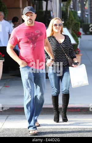 Mickey Rourke hat Mittagessen mit Chuck Liddell und seiner Frau Heidi in Via Alloro in Beverly Hills.  Mitwirkende: Chuck Liddell, Heidi Northcott Where: Los Angeles, California, Vereinigte Staaten von Amerika bei: 27. Januar 2014 Stockfoto