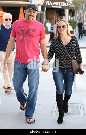 Mickey Rourke hat Mittagessen mit Chuck Liddell und seiner Frau Heidi in Via Alloro in Beverly Hills.  Mitwirkende: Chuck Liddell, Heidi Northcott Where: Los Angeles, California, Vereinigte Staaten von Amerika bei: 27. Januar 2014 Stockfoto