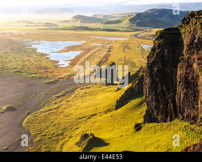 Küste von Island während des Sonnenuntergangs. Dyrholey, Island Stockfoto