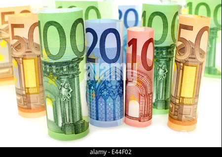 Gruppe von verschiedenen Euro-Banknoten über einen weißen Hintergrund gerollt Stockfoto