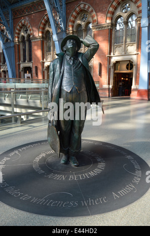 Eine Statue des Schriftstellers und Retter des St. Pancras Station, Sir John Betjeman, im neu renovierten Station, London, England, UK Stockfoto